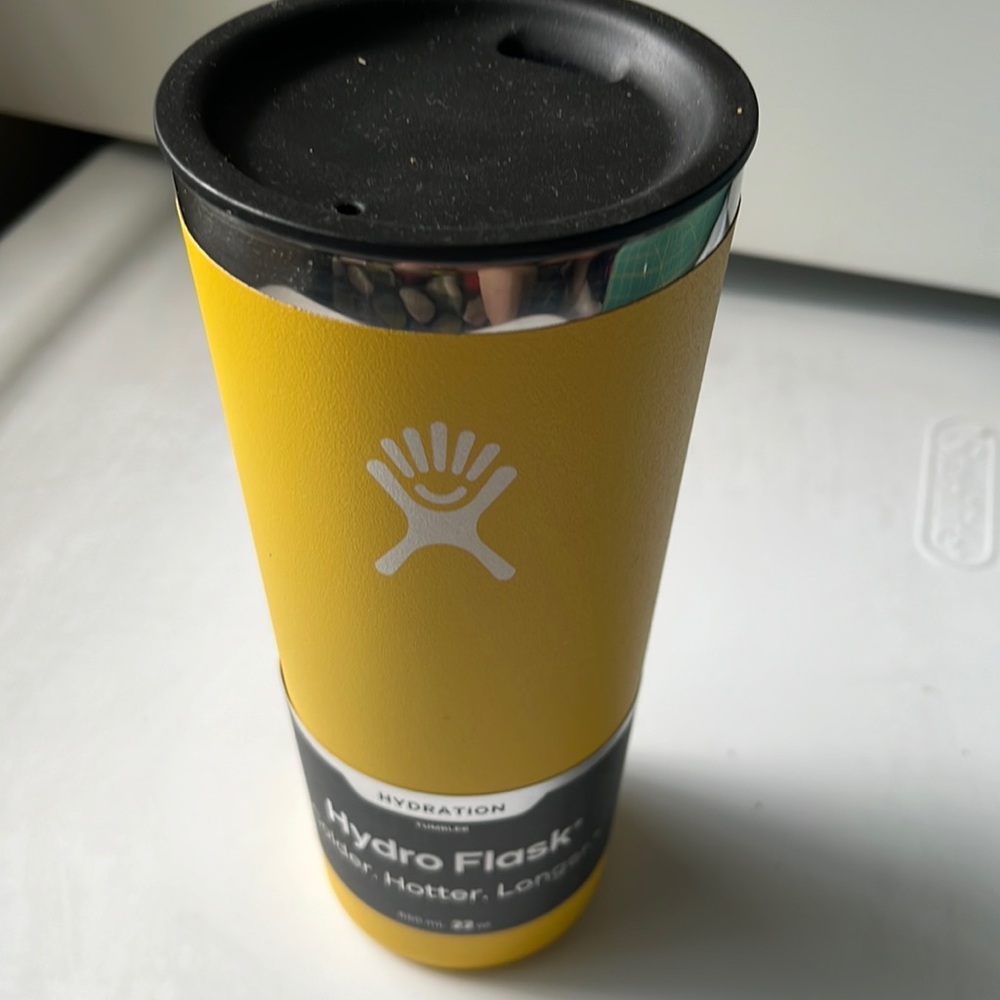 NWT Hydro Flask 22oz Tumbler in Sunflower